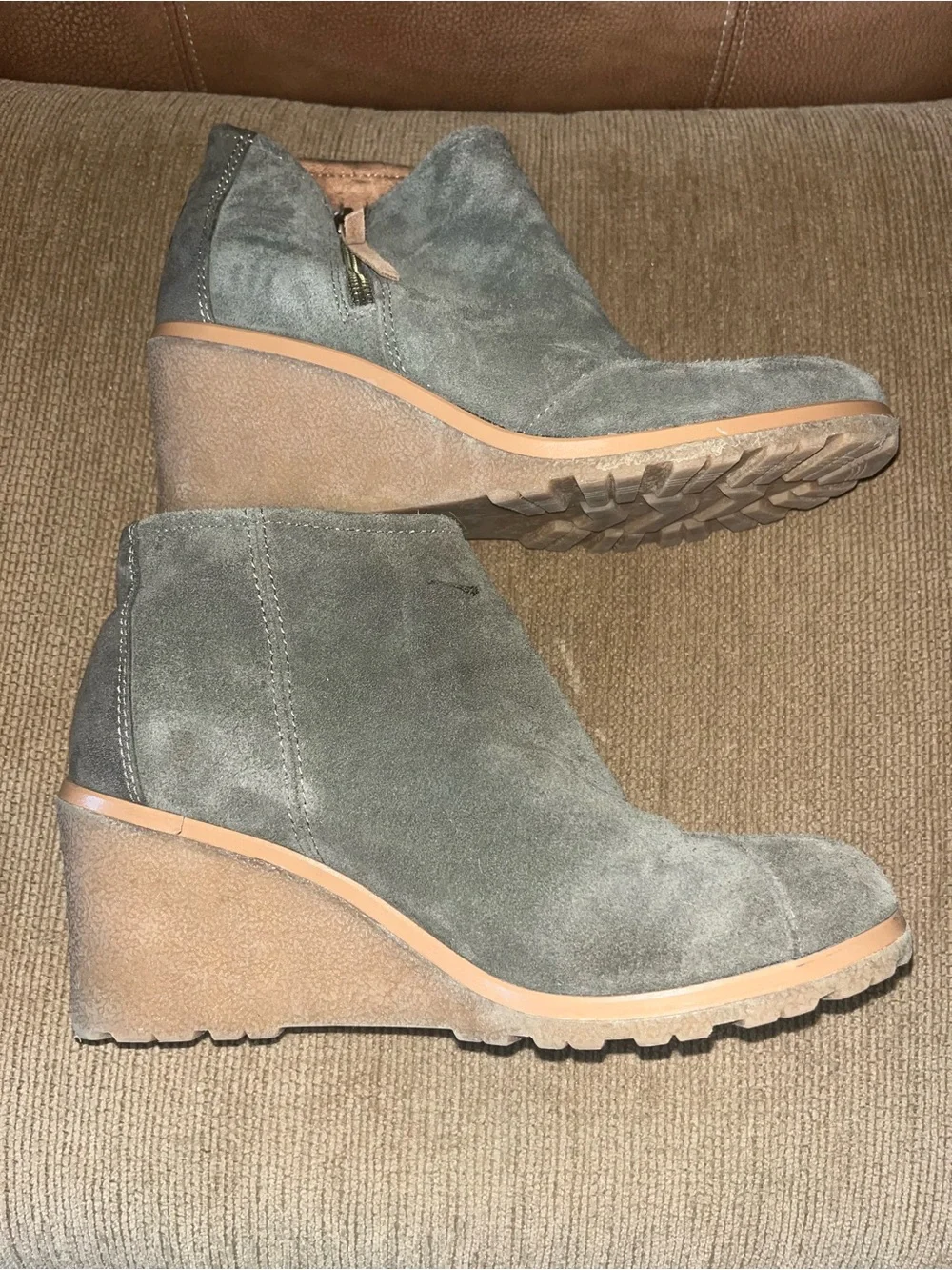 TOMS Women's Avery Olive Suede Wedge Bootie size 9 Excellent like new condition